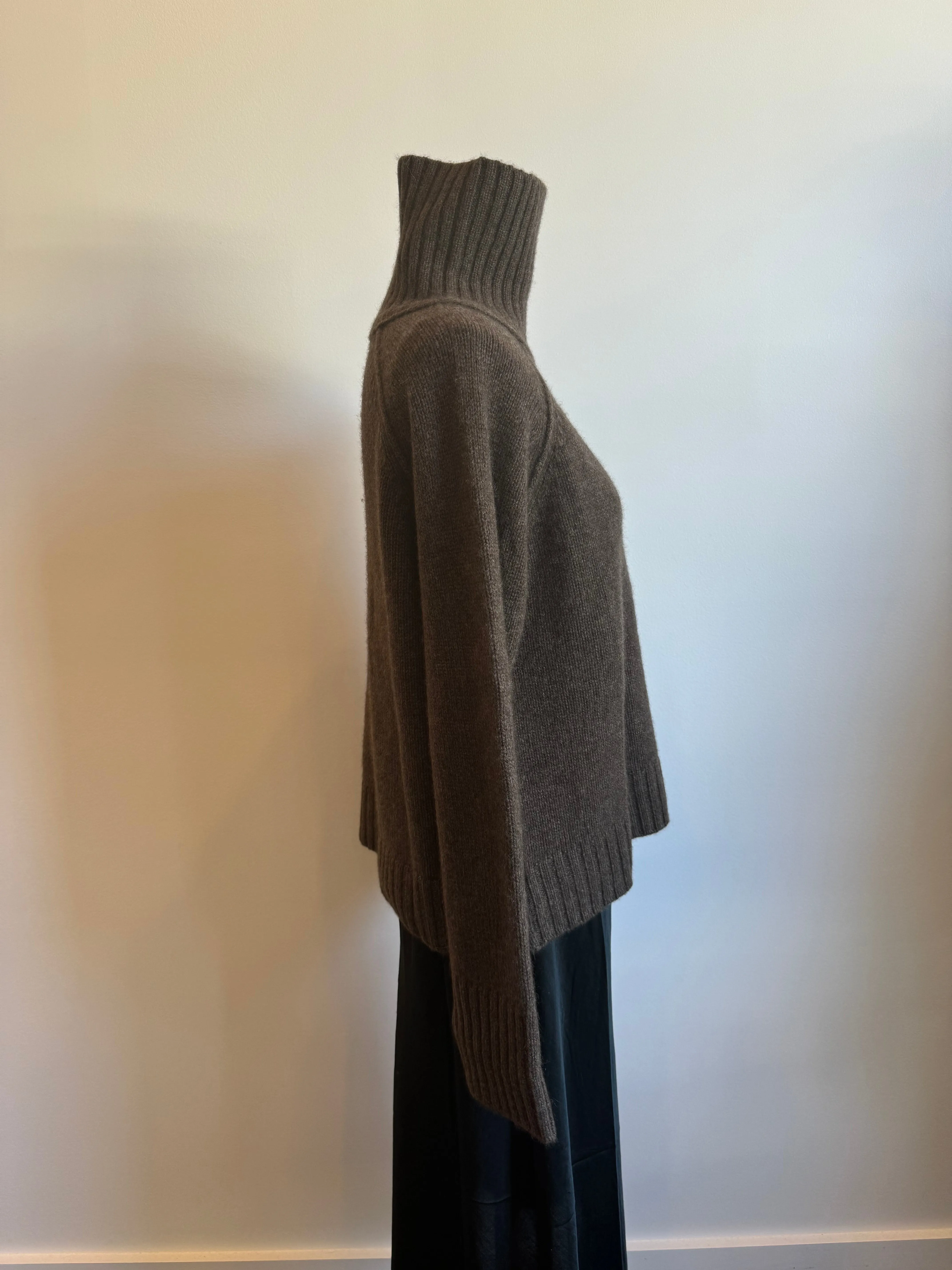 Cashmere Chunky Turtleneck Sweater in Suede