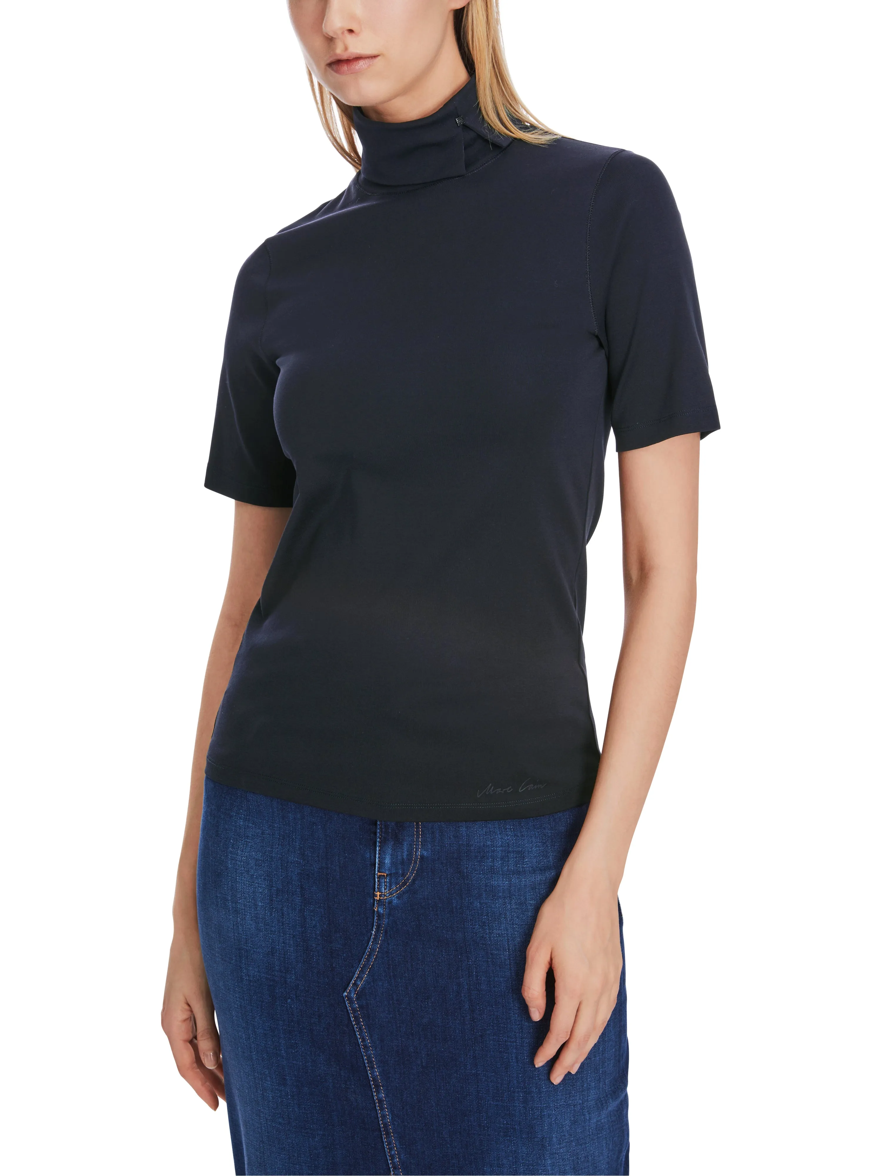 TURTLENECK T-SHIRT W DECORATIVE BUTTON