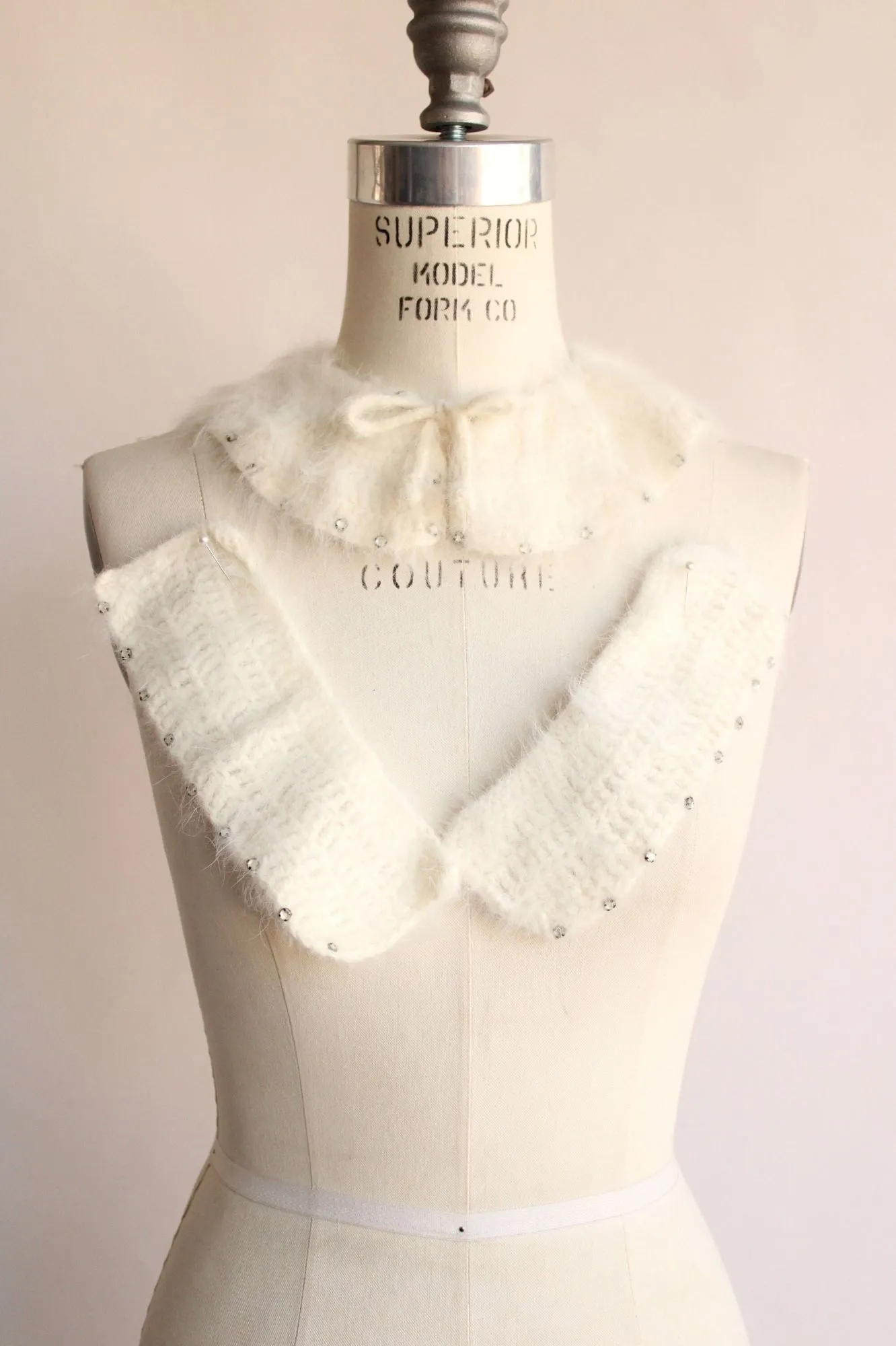 Vintage 1950s Collar and Cuffs in White Angora